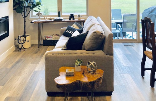 Gypsum House | NEW Modern 3 Story Townhouse with Mountain & Golf Course Views in Eagle County