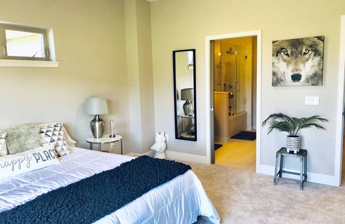 Gypsum House | NEW Modern 3 Story Townhouse with Mountain & Golf Course Views in Eagle County