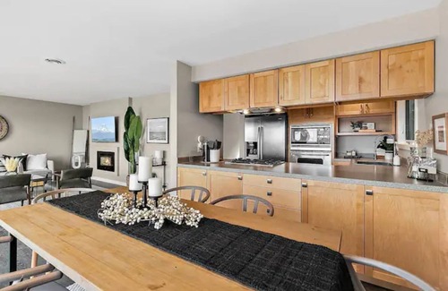 Des Moines House | New! Modern Home w/Spectacular Views +Hot tub