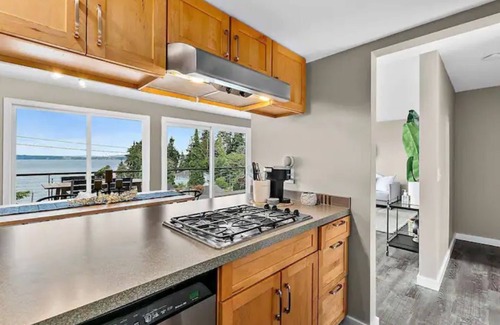 Des Moines House | New! Modern Home w/Spectacular Views +Hot tub