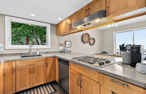 Des Moines House | New! Modern Home w/Spectacular Views +Hot tub