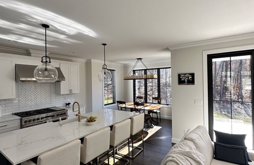 Durham House | New modern, luxurious home on 2.5 acres. 10 min to Powder Ridge & Middletown.