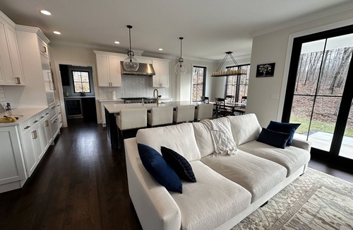 Durham House | New modern, luxurious home on 2.5 acres. 10 min to Powder Ridge & Middletown.