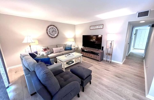 Harbour Town Villa | New Pics! Harbour Town 3BR/3BA - Pool Access - Book Now