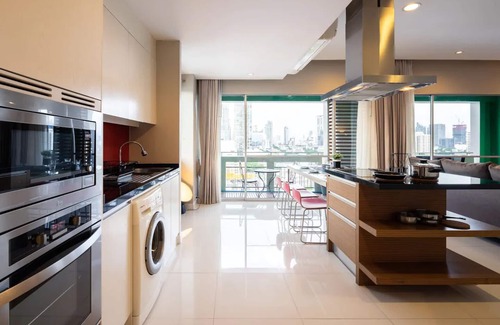 Khlong Toei Apartment | NEW/POOL/Hi-SWifi/DailyClean/SKYVIEW@MRT Sirikit/ETA