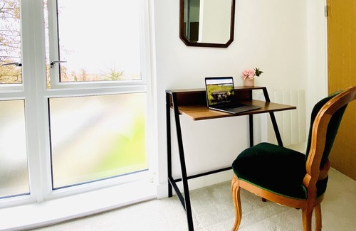 Wokingham Condo | NEW! Premium Flat Lake view, Free parking & Fast Wi-Fi