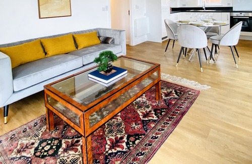 Wokingham Condo | NEW! Premium Flat Lake view, Free parking & Fast Wi-Fi