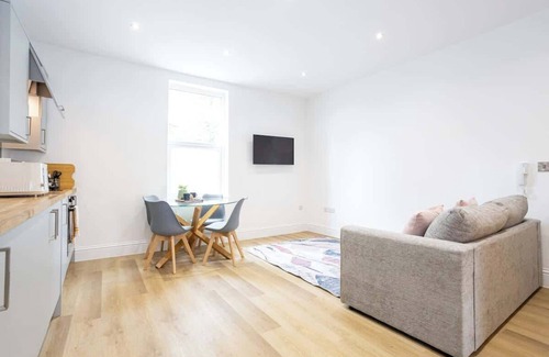 Walkden Apartment | NEW! Pristine Flat, Ideal for Business, Sleeps 4!