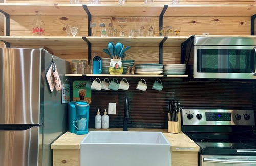 Kedron Cabin | NEW PRIVATE Quiet Cabin~Mountain Forest View~HOT TUB~3 KING BEDS~FIRE PIT~1 ACRE