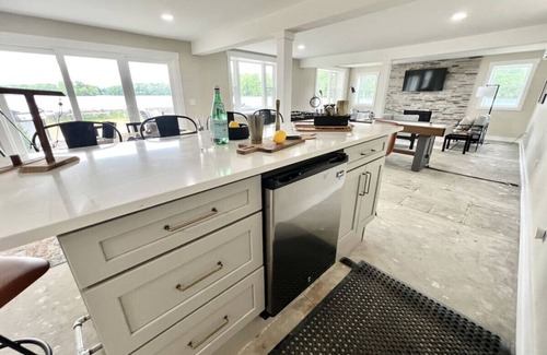 Tully House | NEW! Remodeled 5BR/3.5BA Lake House!