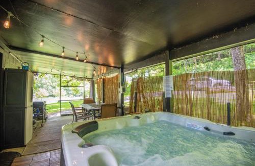 Crumpler House | New River Views & Access - Hot Tub, Gazebo, Fire Pit, Next to Riverside Canoeing!