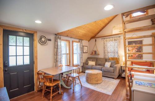 Crumpler House | New River Views & Access - Hot Tub, Gazebo, Fire Pit, Next to Riverside Canoeing!