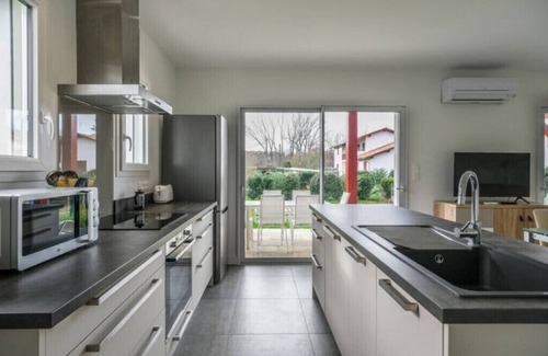 Espelette House | NEW Riverside air conditioned calm enclave