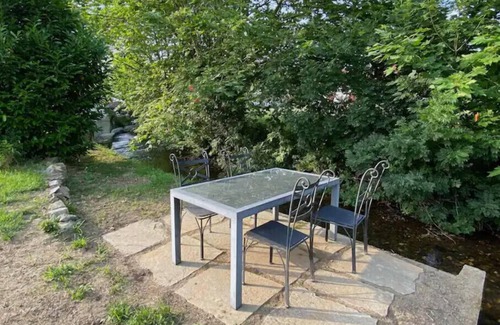 Espelette House | NEW Riverside air conditioned calm enclave