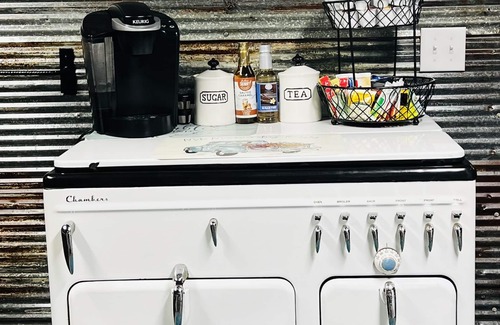 Moravia House | New Rustic Retreat, Firepit & Games, Hiking, Boating & Fishing near Lake Rathbun