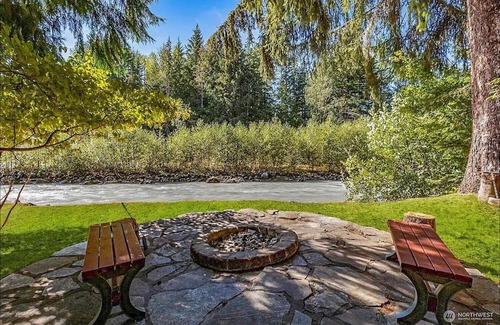 Greenwater House | NEW: Steps from White River near Mount Rainier National Park