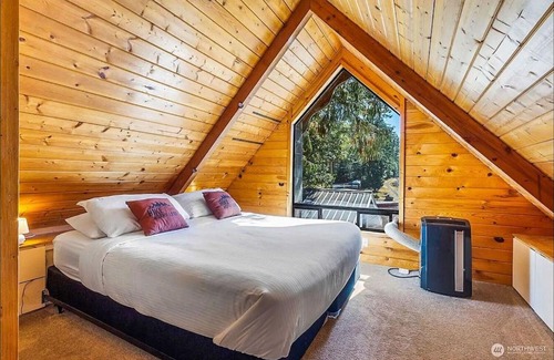Greenwater House | NEW: Steps from White River near Mount Rainier National Park