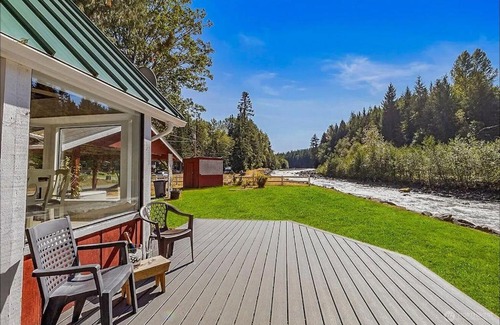 Greenwater House | NEW: Steps from White River near Mount Rainier National Park