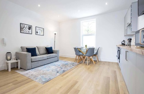 Walkden Apartment | NEW! Stunning Flat, Ideal for Business, Sleeps 4!