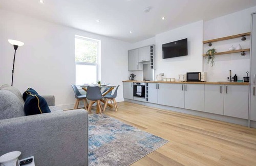 Walkden Apartment | NEW! Stunning Flat, Ideal for Business, Sleeps 4!