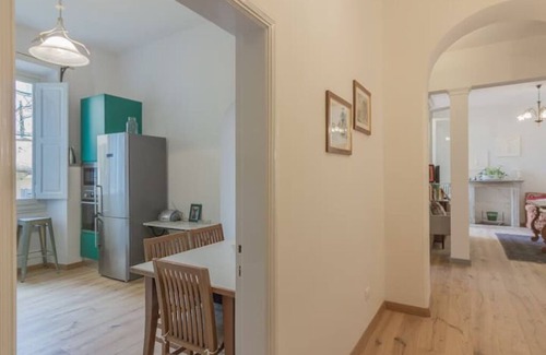 Santo Spirito Apartment | NEW Stunning Apt Central Florence near Ponte Vecchio. Historic River Arno Palace