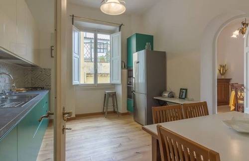 Santo Spirito Apartment | NEW Stunning Apt Central Florence near Ponte Vecchio. Historic River Arno Palace