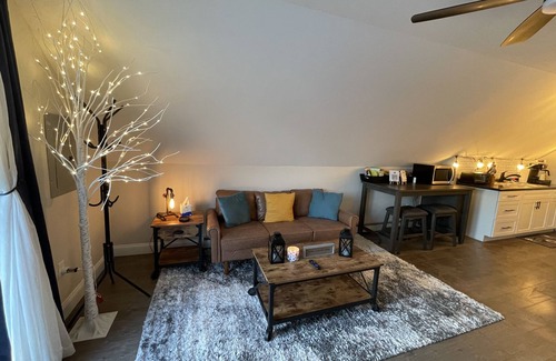 St. Albans Apartment | New Stylish, Cozy 2nd Story Studio. PVT Deck & Entrance Close To Downtown & Lake