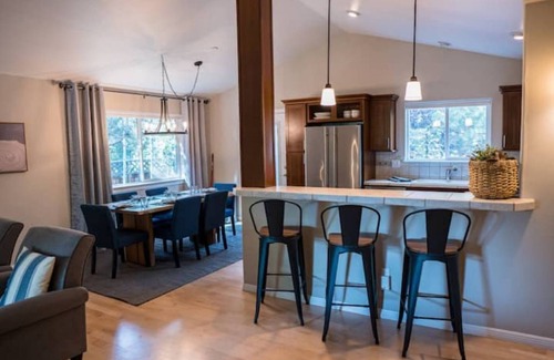 Boyd Acres House | NEW Upscale home with hot tub & backyard oasis!