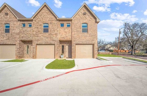 Stephenville House | New-Walk to Tarleton-2 King Beds