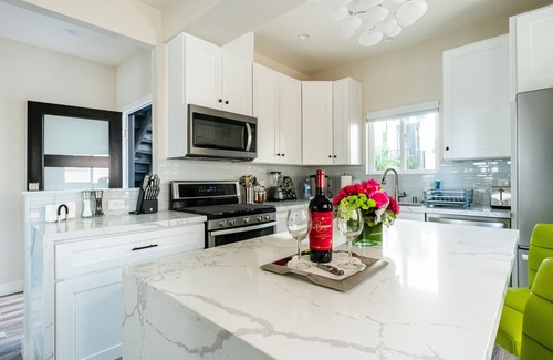 Middletown Villa | NEW WATER VIEW FAMILY VILLA AC DECK HOTTUB FIREPIT BBQ BACKYARD ONSITE PARKING!