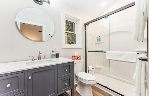 Alpine Lake Ski Chalet | New Wintervue Home With Fireplace - Pet Friendly