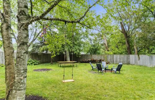Waukegan House | New Year Spot- Navy Graduation King bed pool table
