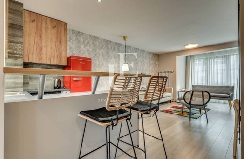 Sofia Apartment | New York: A spacious modern apartment with parking