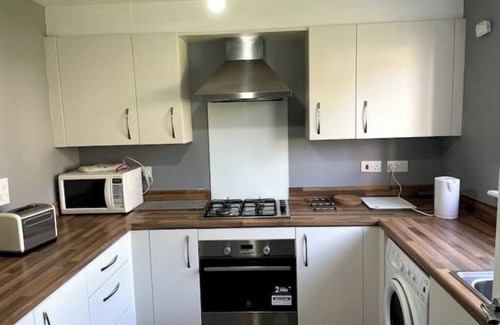 Longcroft House | Newbuild - 3 bedrooms, 2 baths,5 mins from airportnn