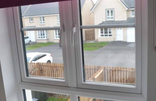 Longcroft House | Newbuild - 3 bedrooms, 2 baths,5 mins from airportnn