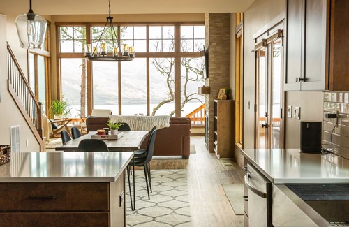 Mosier House | Newly built Mosier Bluff home-3 Bed, 3.5 Bath Spectacular River View and Hot Tub