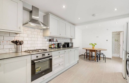 Waltham Cross House | Newly Decorated, Spacious House with Parking and near Train Station