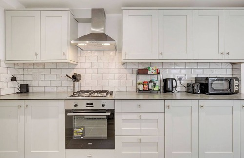 Waltham Cross House | Newly Decorated, Spacious House with Parking and near Train Station