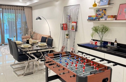 Phra Khanong Nuea House | Newly Renovated Entire House 4 Beds 4 Bathrooms BTS Ekkamai 9 people