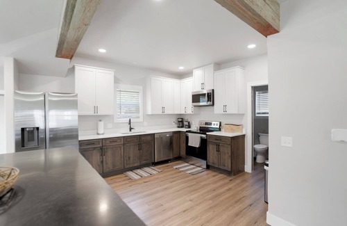 Sheridan House | Newly Re-Finished 2 bed, 1 bath close to downtown