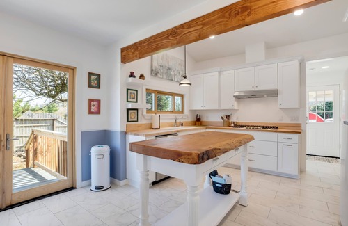 Dundee House | Newly remodeled dog-friendly 2 bedroom wine country home in the heart of Dundee