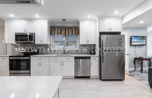 Wheatley Heights House | NEWLY RENOVATED MODERN 4BR, 3BTH COLONIAL HOME 2 LEVELS AC Near All, NYC Access