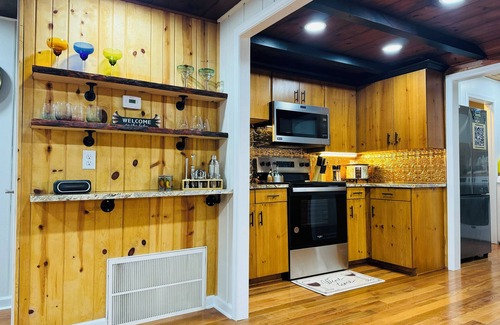 Northwest House | Newly Renovated 2-bedroom 2-bath Lakehouse with a Tiki Bar on Nettle Lake !