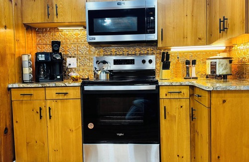 Northwest House | Newly Renovated 2-bedroom 2-bath Lakehouse with a Tiki Bar on Nettle Lake !