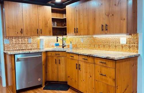 Northwest House | Newly Renovated 2-bedroom 2-bath Lakehouse with a Tiki Bar on Nettle Lake !