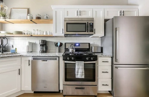 Lexington Apartment | Newly Renovated 2BR Apartment w/Free Parking in Downtown