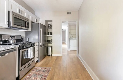 Lexington Apartment | Newly Renovated 2BR Apartment w/Free Parking in Downtown
