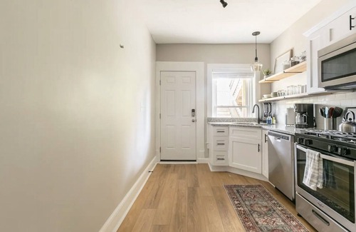 Lexington Apartment | Newly Renovated 2BR Apartment w/Free Parking in Downtown