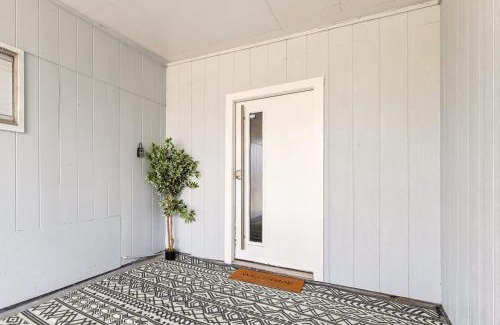 Port Arthur House | Newly Renovated 6BR 3BA Port Arthur Holiday Home with Hot Tub