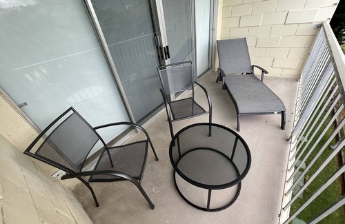 Makaha Apartment | Newly Renovated Beachfront Studio with Free Parking and All-in-one Washer/Dryer